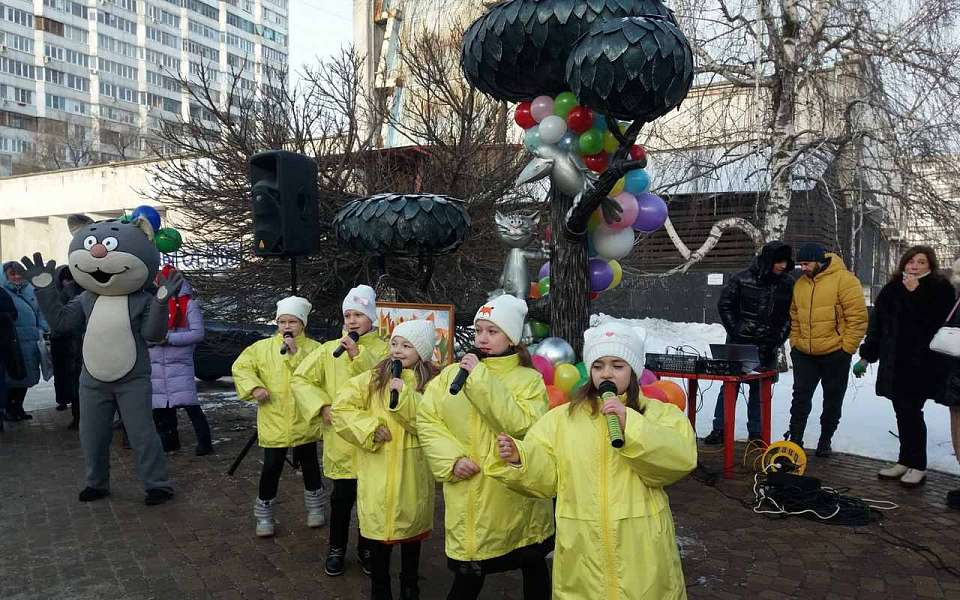 В Воронеже весело отметили юбилей памятнику «Котенок с улицы Лизюкова»