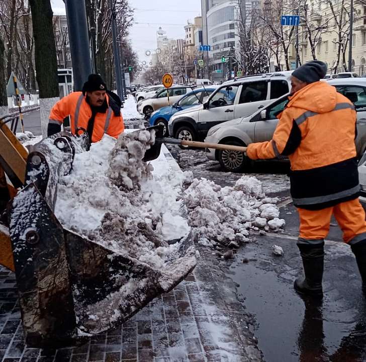 В Ленинском районе продолжается борьба со снегом