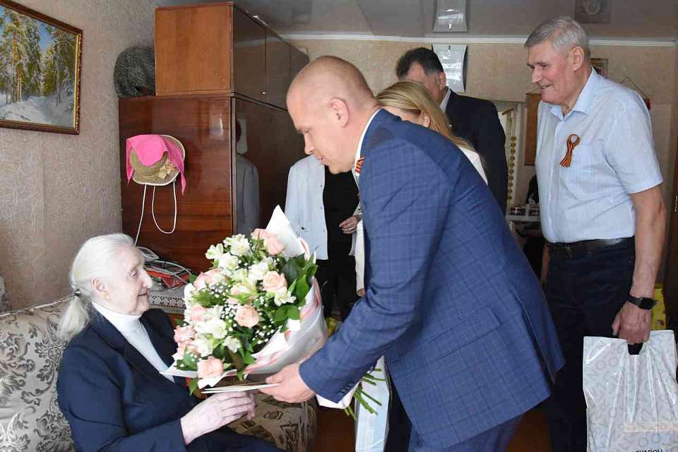 Ветераны Великой Отечественной войны принимают поздравления с наступающим Днем Победы