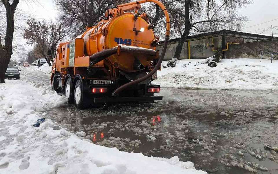 Городские коммунальщики продолжают откачку воды с улиц Воронежа