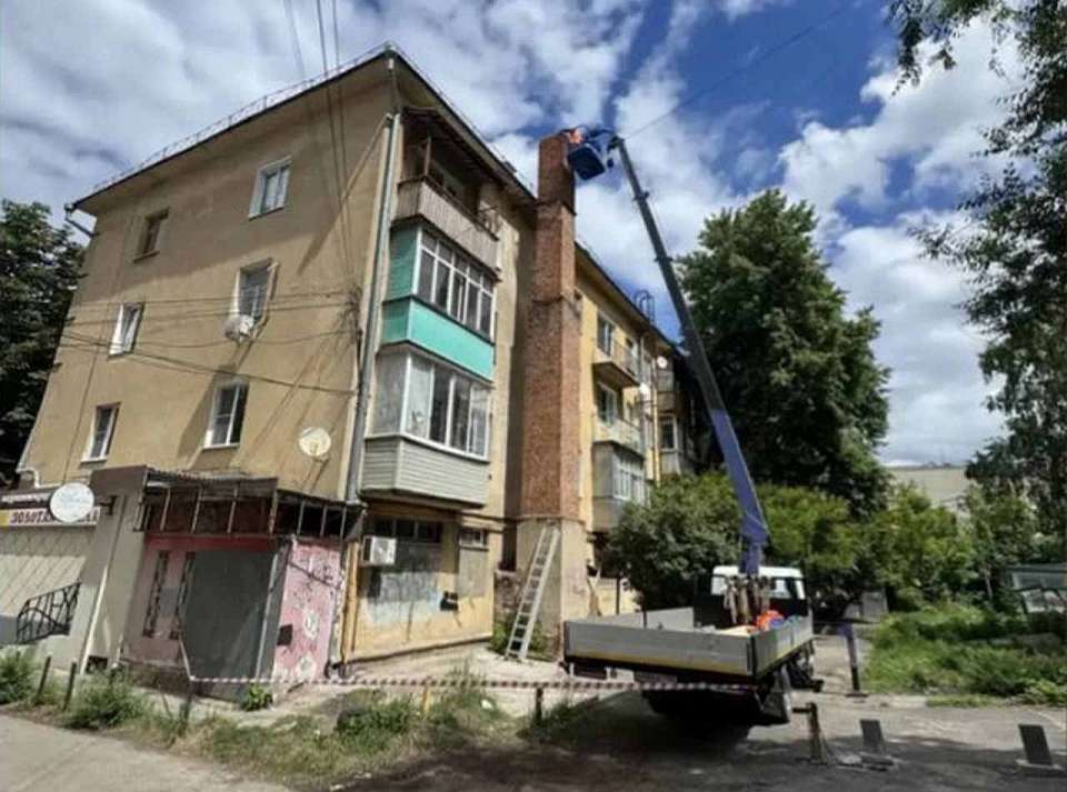 В доме в центре Воронежа начали сносить трубу от подвальной котельной
