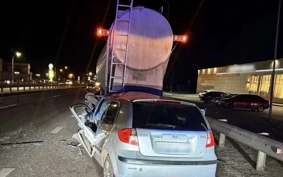 Автомобилист погиб в ДТП с цементовозом на трассе М-4 под Воронежем
