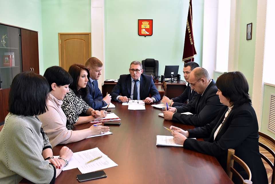 Руководитель управы Ленинского района Сергей Ситников провел совещание с представителями контролирующих органов