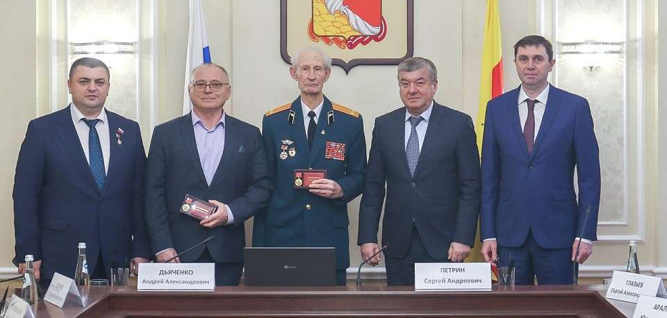 Памятные знаки «Воронеж — город воинской славы» вручили трём достойным людям
