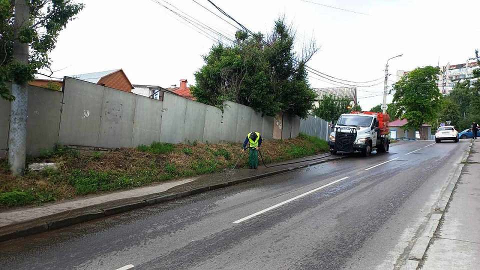 В Ленинском районе моют тротуары