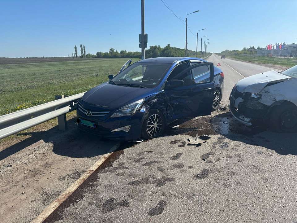 При обгоне в Борисоглебске столкнулись Renault и Hyundai