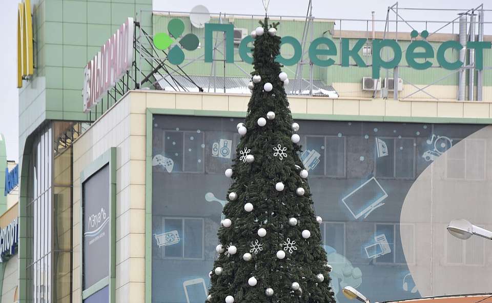 В Железнодорожном районе приступили к праздничному оформлению территории