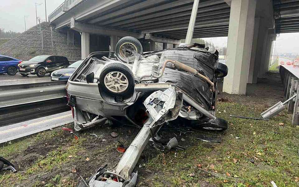 Молодой водитель «Лады» пострадал в ДТП с барьером и столбом на Остужева в Воронеже
