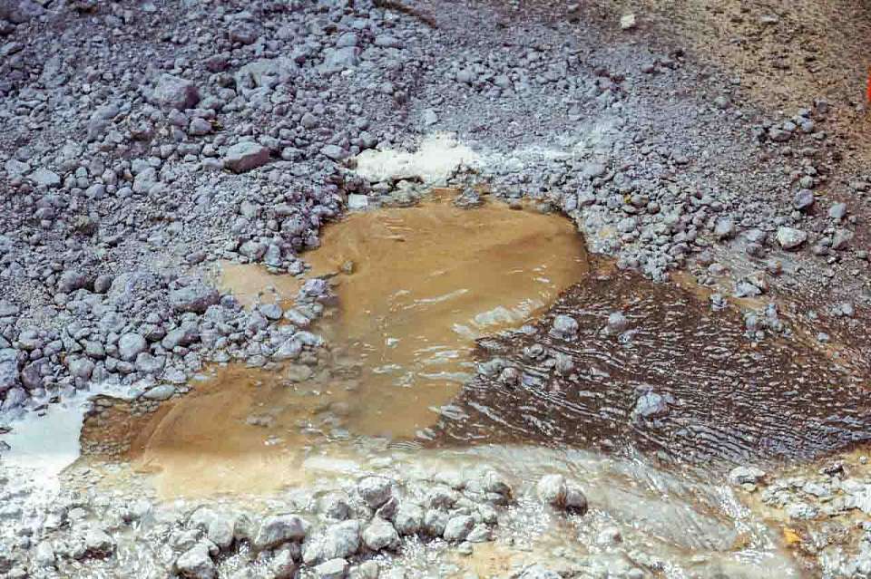 Водоканал устранил утечку в Ольховом переулке в Воронеже