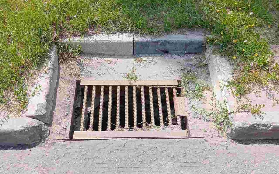 В Советском районе Воронежа идет очистка решеток ливневой канализации