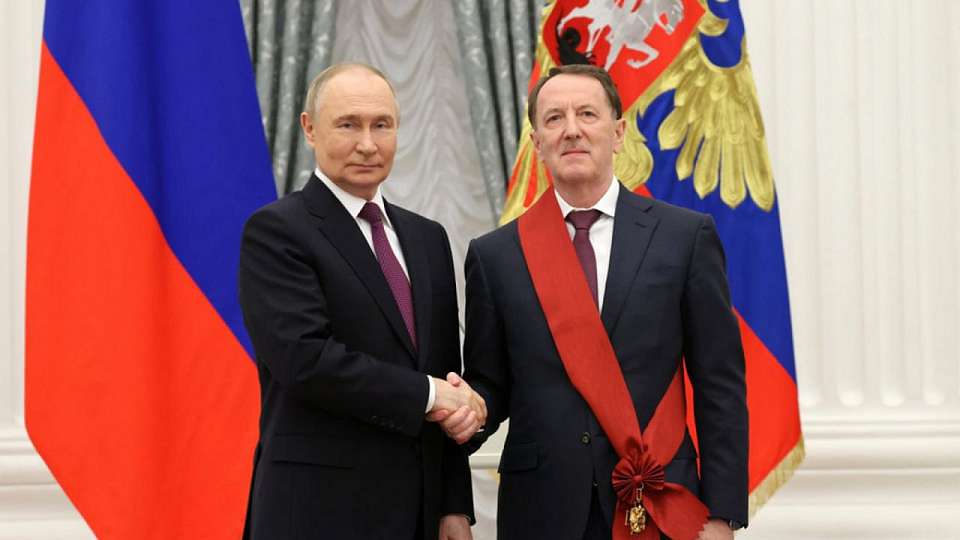 Бывший губернатор Воронежской области Алексей Гордеев получил награду из рук Владимира Путина