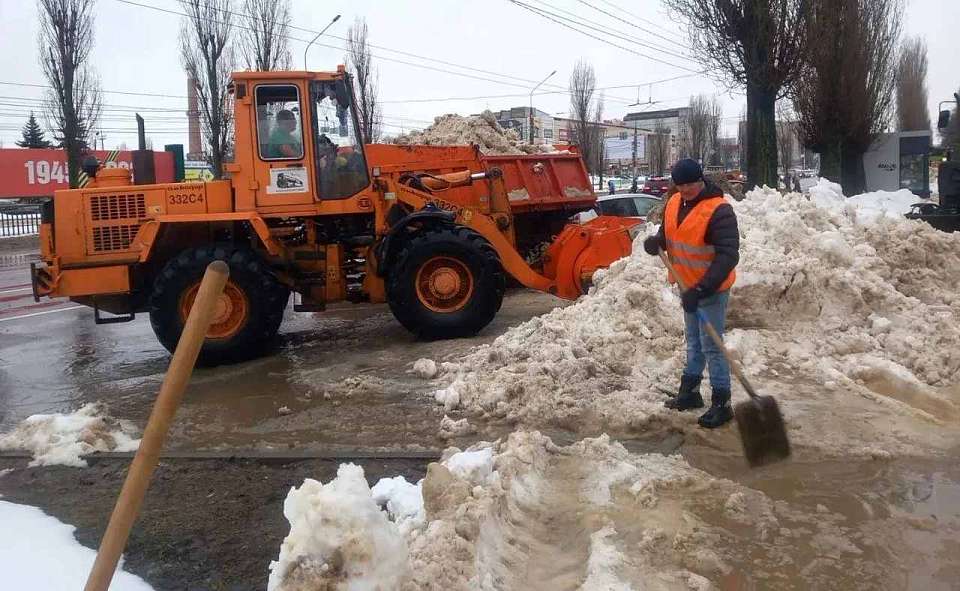 Более 1,8 тысячи кубометров снега вывезли из Воронежа 14 февраля