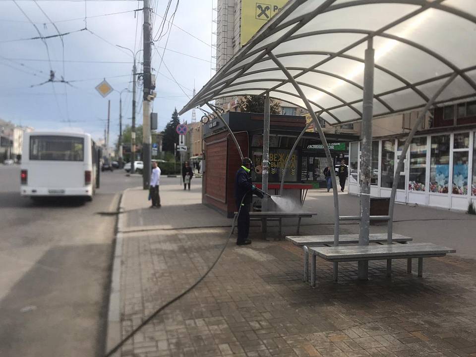 В Воронеже продолжается санитарная обработка остановочных павильонов