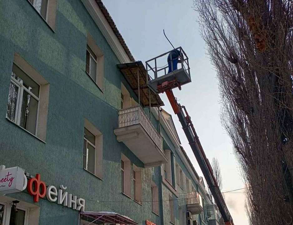 Управляющие компании в Железнодорожном районе ведут работу по очистке кровель