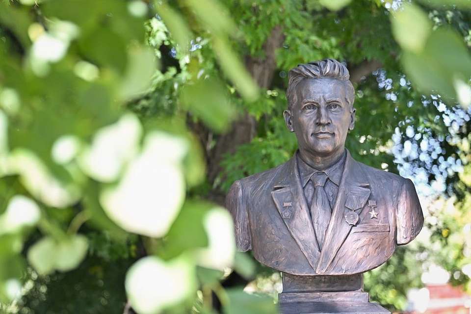Бюст Константина Феоктистова торжественно открыли в Воронеже в День города