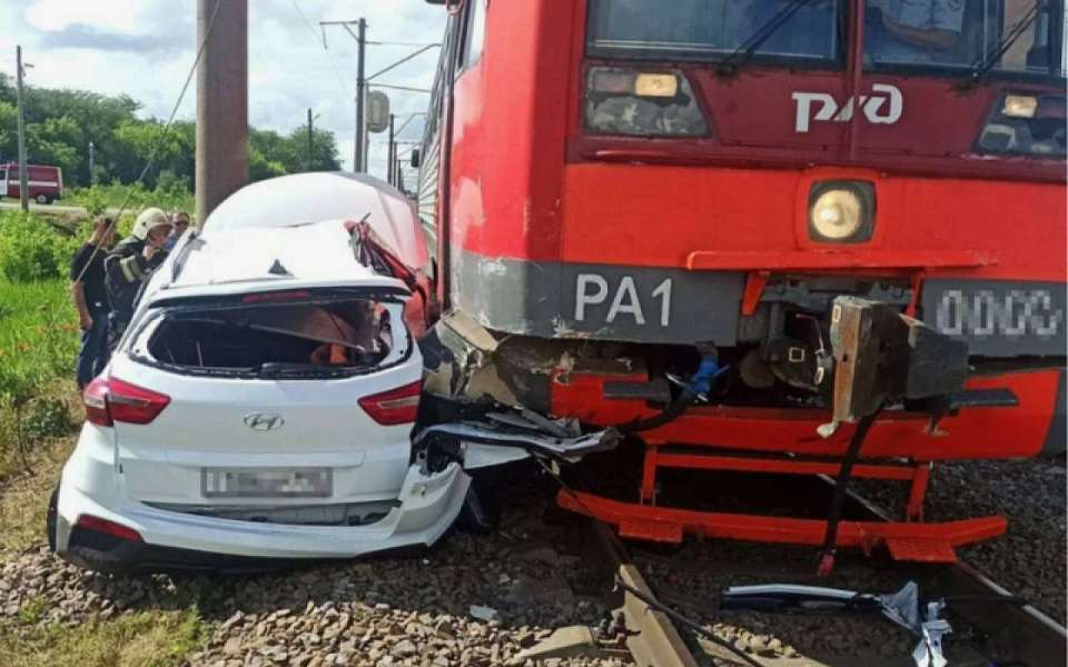 Два человека пострадали в столкновении легковушки с тепловозом