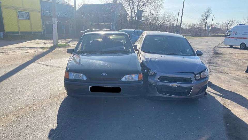 Женщина пострадала в столкновении двух легковушек под Воронежем