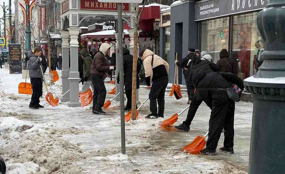 В Центральном районе для уборки тротуарной части привлечены дополнительные силы