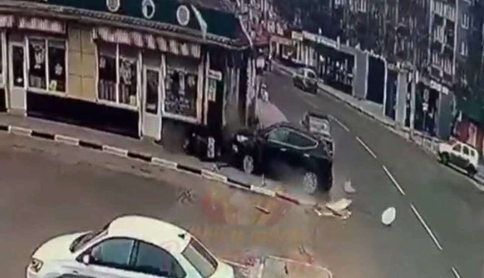 Момент аварии с внедорожником на ул. Владимира Невского в Воронеже попал на видео