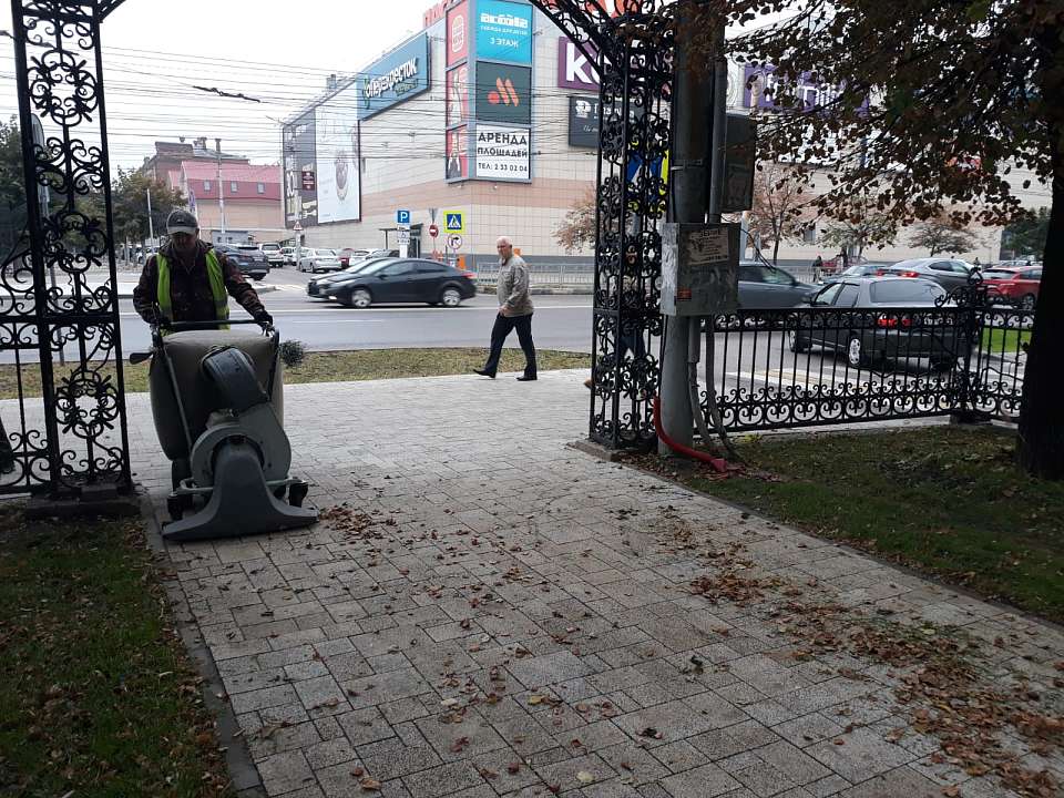 В Ленинском районе наращивают темпы осенней уборки территории