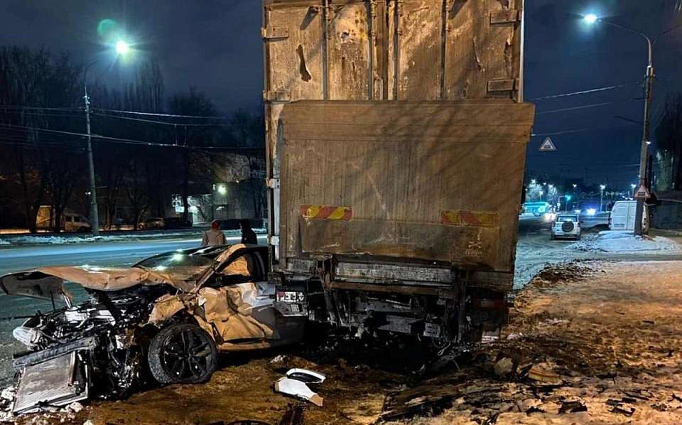 В ДТП Škoda Octavia с припаркованным грузовиком пострадали 2 человека в Воронеже