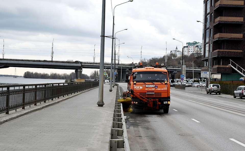 В Центральном районе приступили к очистке дорожных ограждений