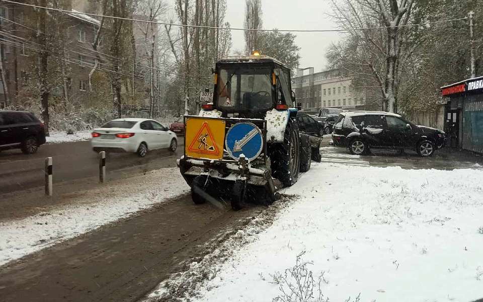 В Коминтерновском районе ликвидируют последствия первого снегопада