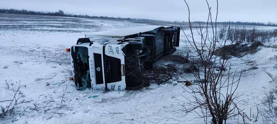 Водитель опрокинувшейся фуры пострадал на трассе под Воронежем