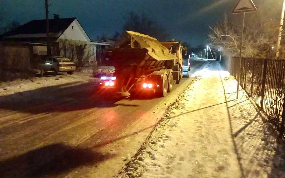 18 единиц техники работали ночью на улицах района