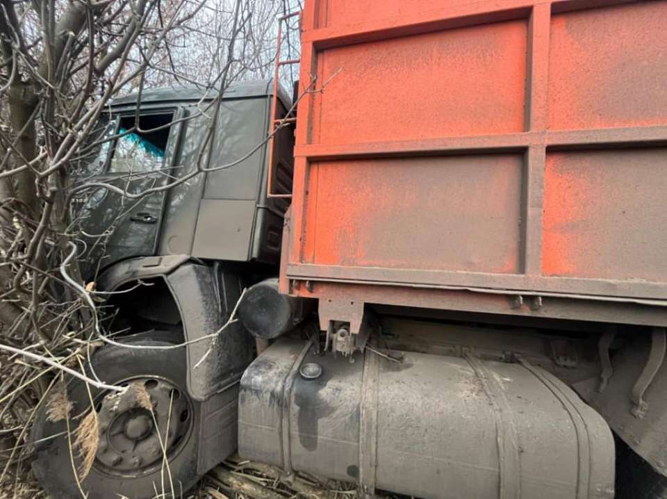 Крупнотоннажный самосвал опрокинулся на воронежской трассе