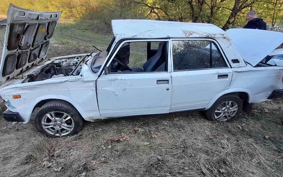 Двое парней пострадали после вылета «пятерки» в кювет в Воронежской области