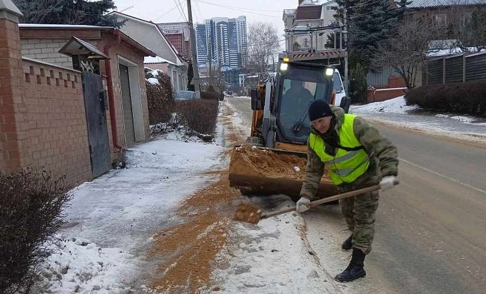 В Ленинском районе продолжается уборка территории от снега и льда