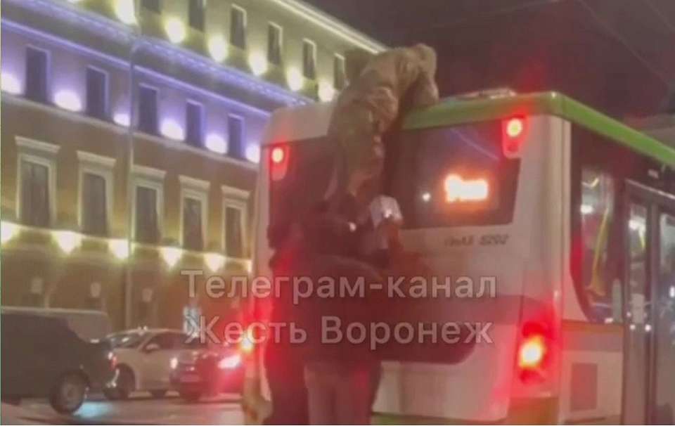 Запускавших с крыши автобуса салют воронежцев будут судить