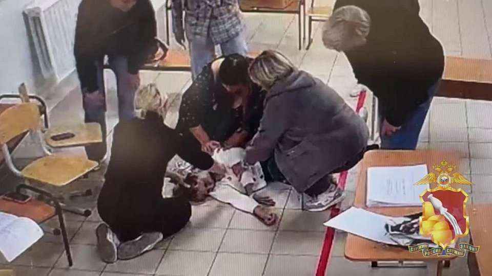 Женщине с приступом эпилепсии на избирательном участке в Воронеже помог полицейский