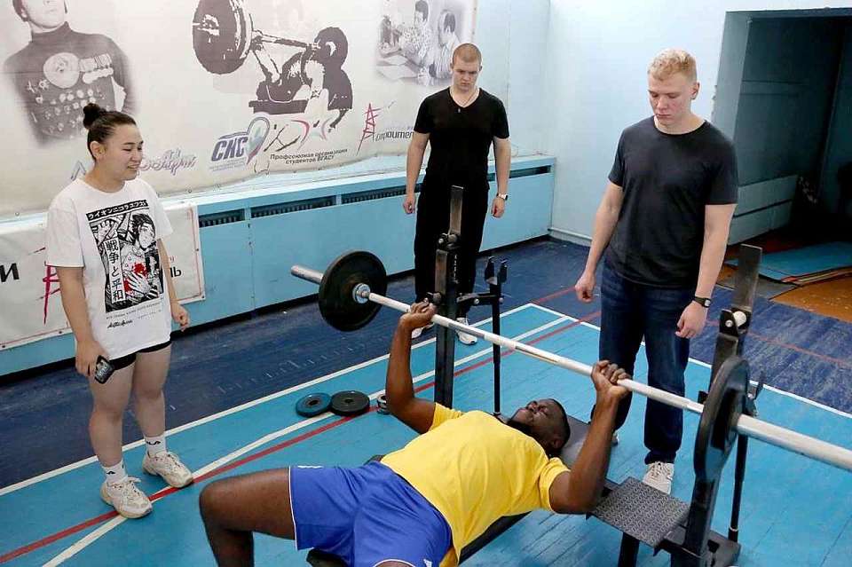 В Воронеже прошел межнациональный спортивный турнир по силовым видам спорта среди студентов