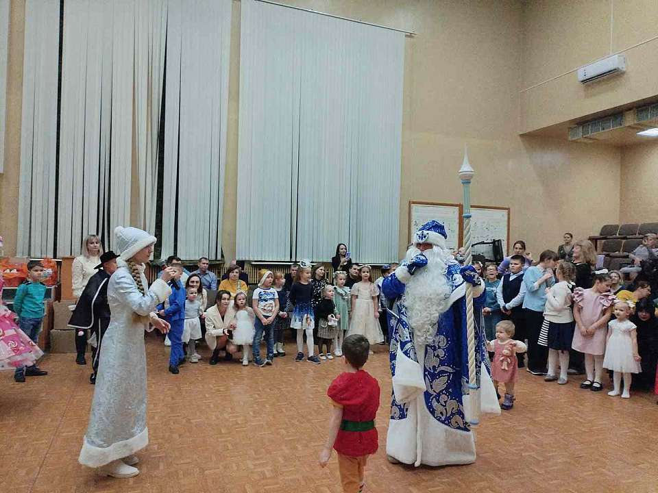 В Коминтерновском районе проходят новогодние елки