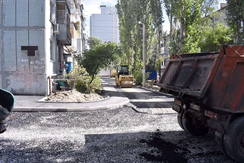 В Ленинском районе продолжается ремонт дворов