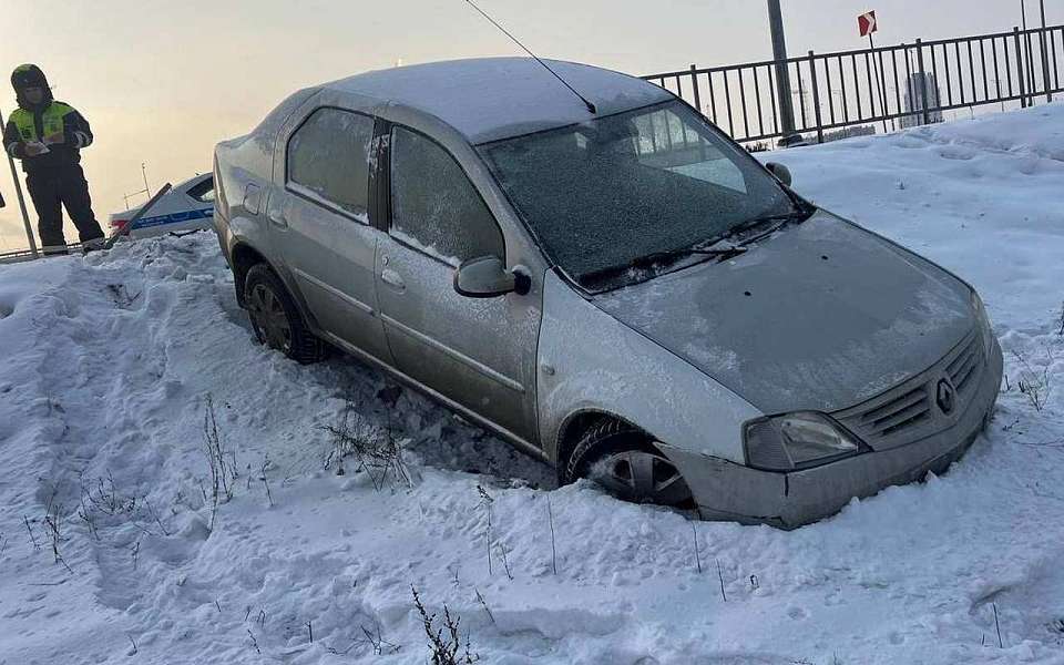 Иномарка вылетела с дороги у Остужевского кольца в Воронеже