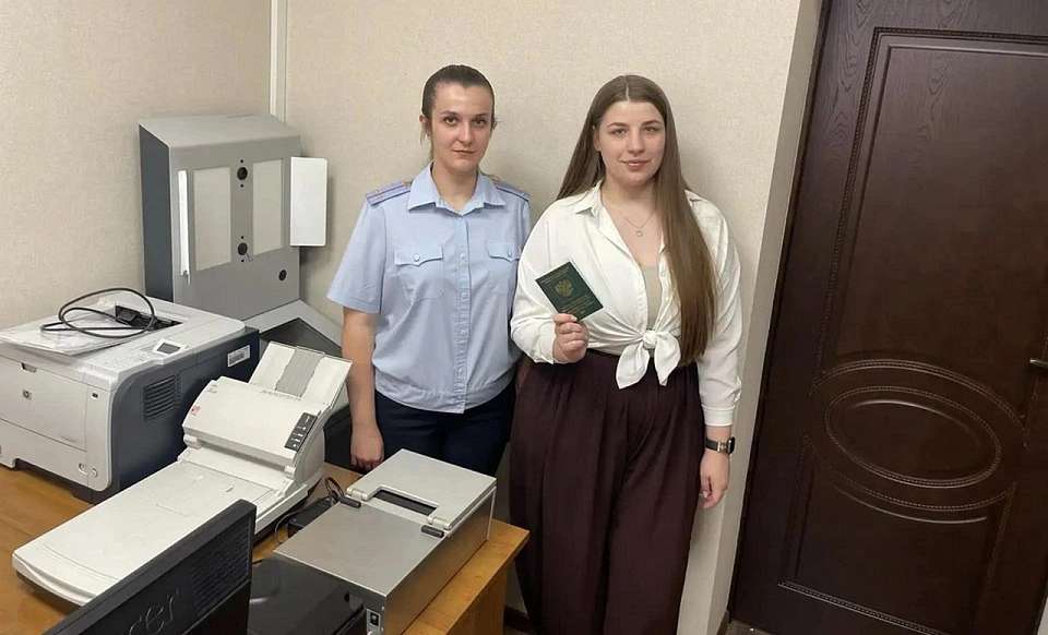Получить вид на жительство в РФ иностранке помогли воронежские полицейские