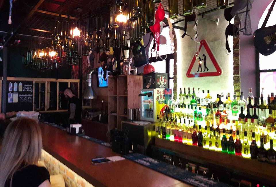 Из-за целующихся девушек проверяют отель «Азимут» в Воронеже