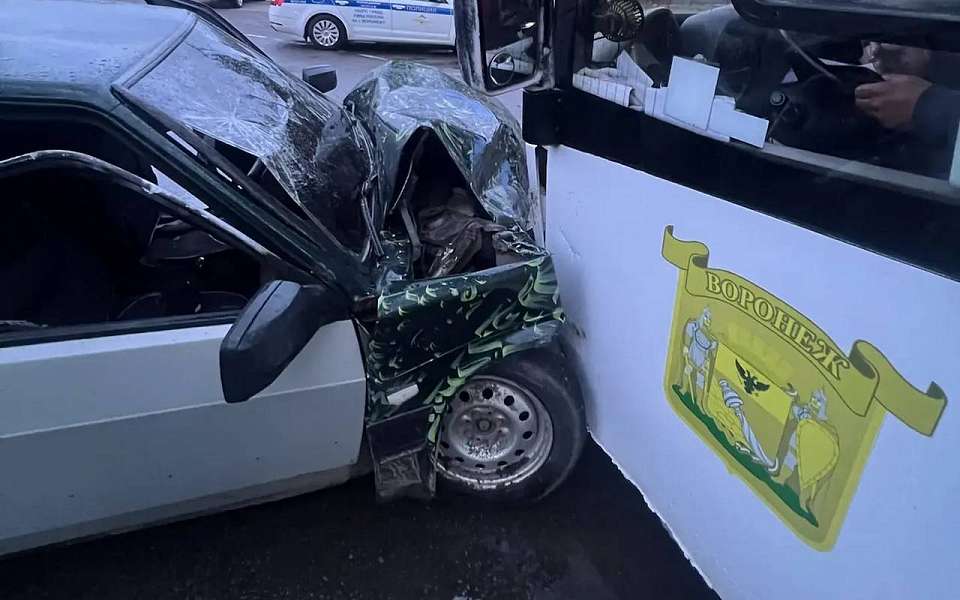 Пострадали юные водитель и пассажирка в ДТП с автобусом, двигаясь на улицу Романтиков в Воронеже