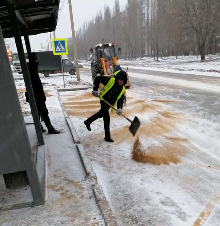 Управа Левобережного района: для обработки улиц из-за низкой температуры воздуха состав песко-соляной смеси усилен 