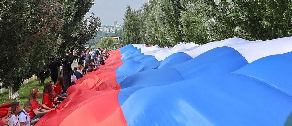 На дамбе Чернавского моста в Воронеже в честь праздника развернули 100-метровый флаг России