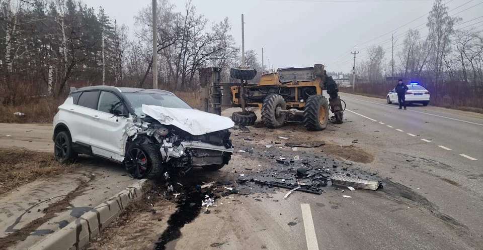 В лобовом столкновении с экскаватором пострадал 36-летний воронежец