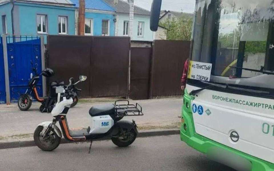При выходе из автобуса под Воронежем девочка попала под колеса электроскутера