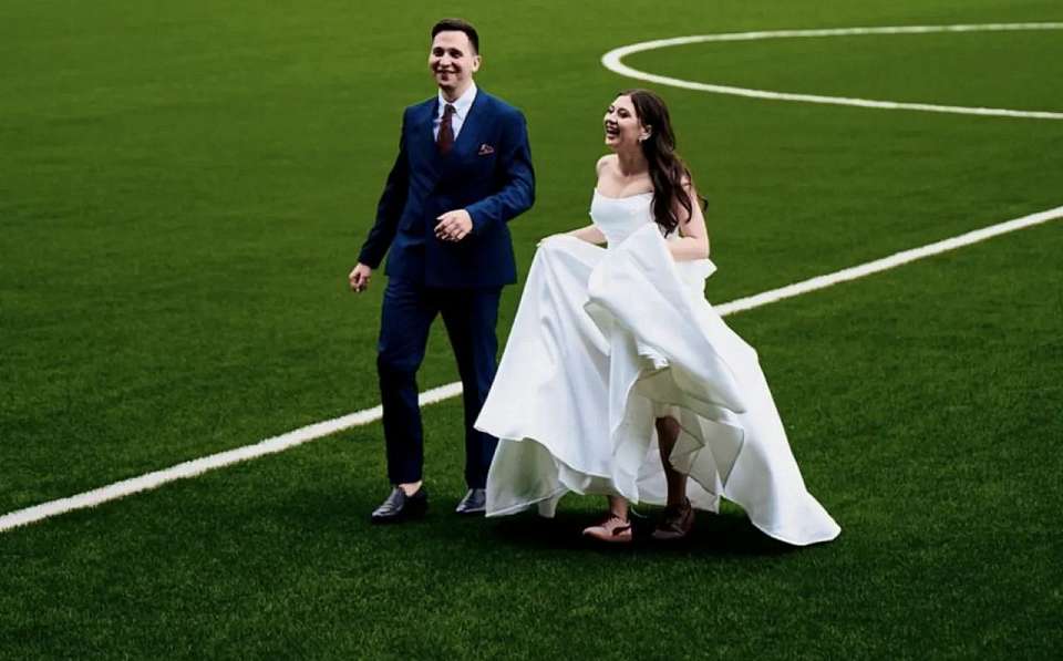 Свадебную фотосессию воронежцы организовали на стадионе «Факел»