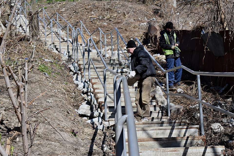 В Ленинском районе очищают нагорные лестницы