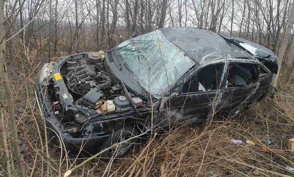 Погибла 26-летняя женщина и пострадали двое маленьких детей в ДТП на воронежской трассе