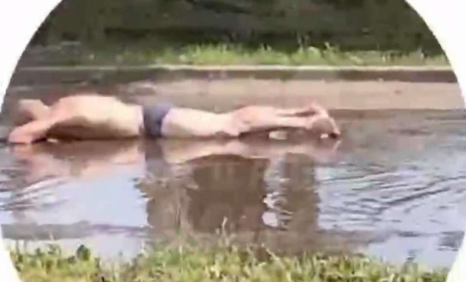 Внимание воронежцев привлекли водные процедуры парня в луже на Машмете