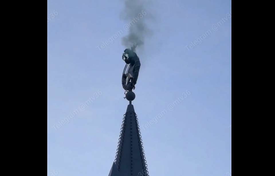 Забравшегося на шпиль в центре Воронежа руфера разыскивает полиция